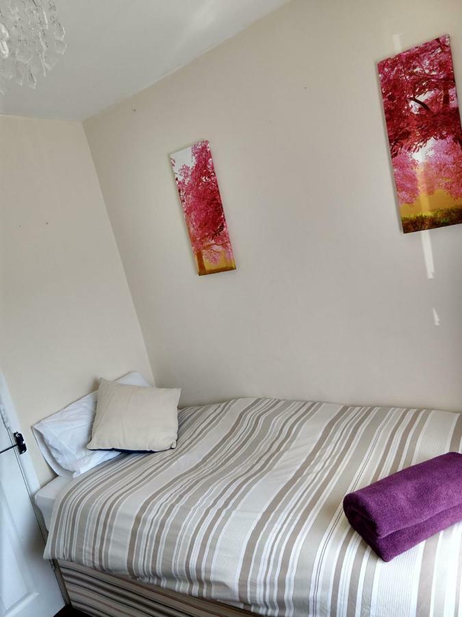 Rowe Gardens: Cozy Guesthouse in Quiet Residential Area Workington Exterior photo